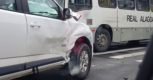 Carro bate em veículos e atropela duas pessoas na Ponta Verde, em Maceió, Alagoas