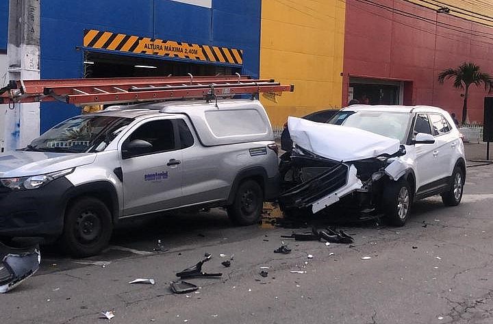 Carro bate em veículos e atropela duas pessoas na Ponta Verde, em Maceió, Alagoas