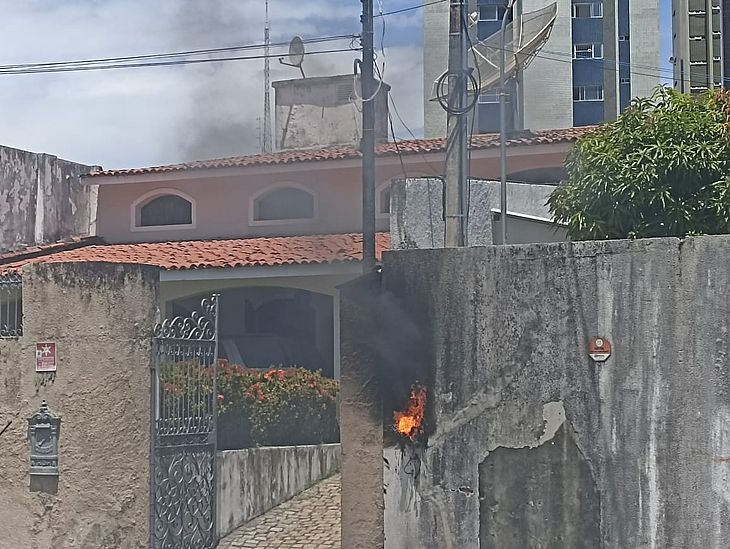 AU Online - INCÊNDIO Casa pega fogo no centro de Erechim   =10354:casa-pega-fogo-no-centro-de-erechim