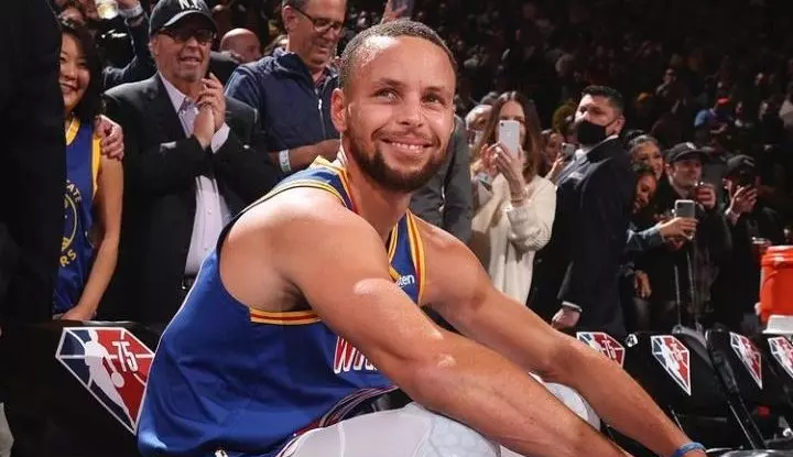 Stephen Curry quebra recorde e se torna o jogador com mais cestas de três  na história da NBA