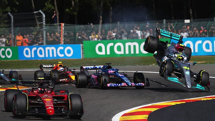 Acidente, penalização, Hamilton. O mal de Verstappen foi o bem do