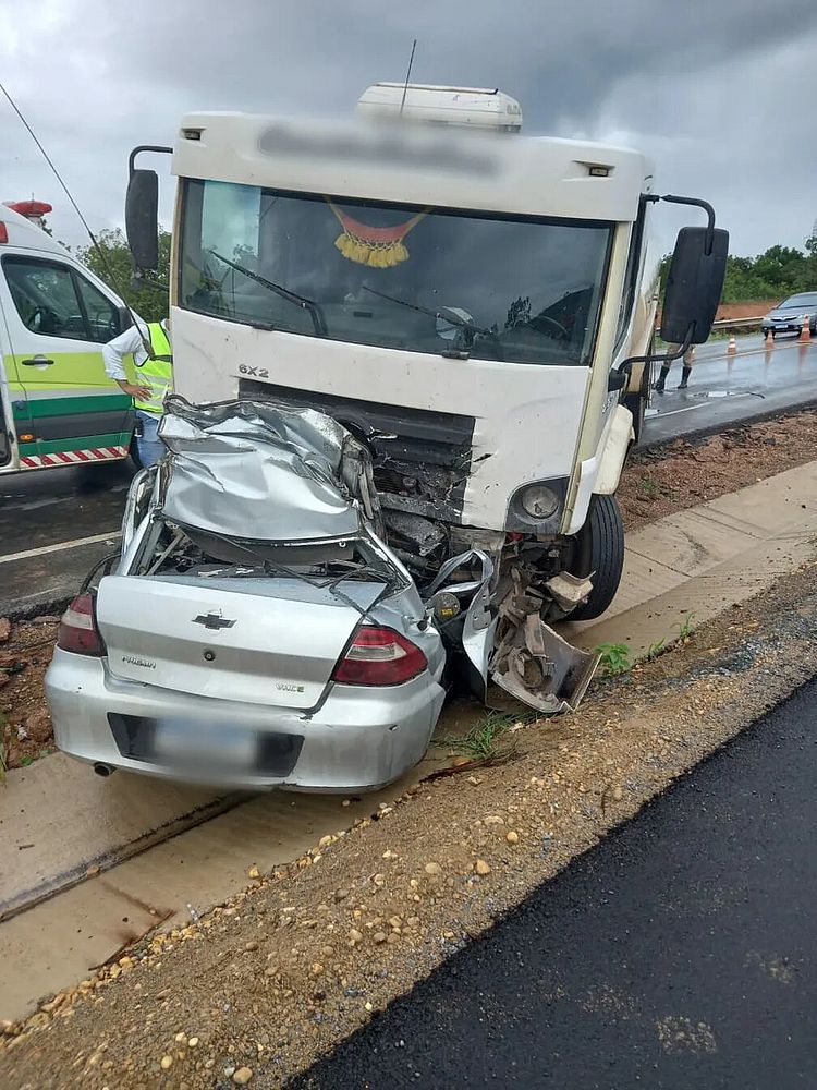 Grave Acidente Entre Carro E Caminhão Deixa Quatro Mortos Na Br 135 Em Minas Gerais Tnh1