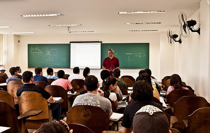 Obrigatórios em todo o ensino médio só português, matemática e