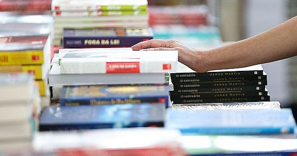 anuncia os 10 livros mais vendidos no Brasil