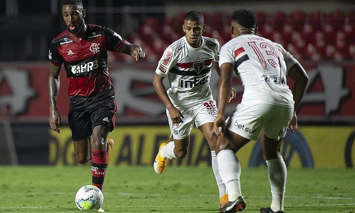 Flamengo visita São Paulo em busca de título do Brasileiro