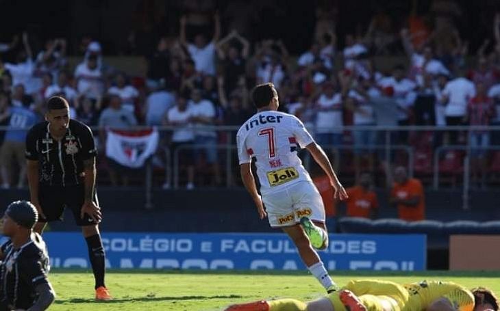 São Paulo vira sobre o Corinthians e sai em vantagem na final do