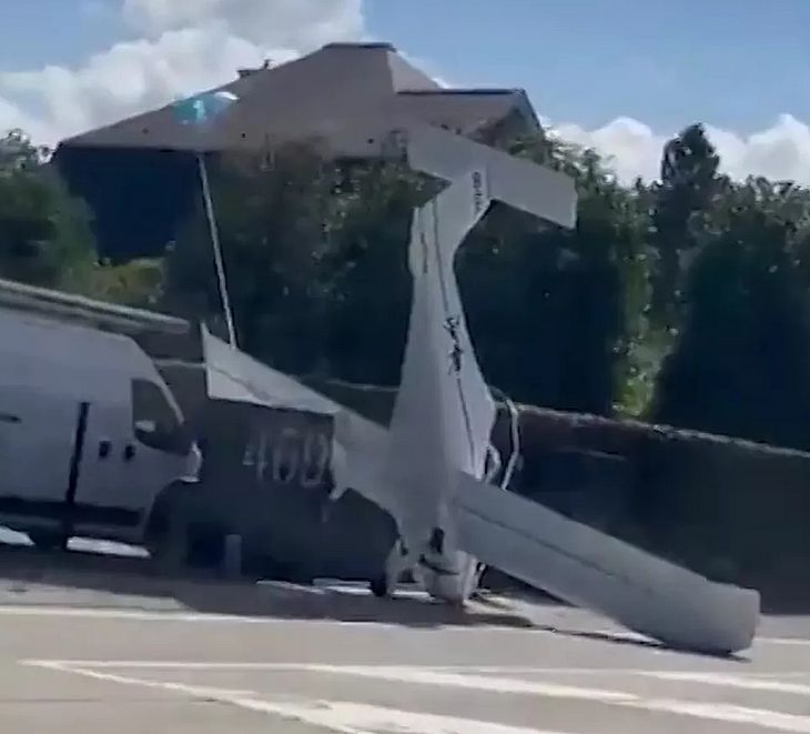 VÍDEO: Piloto aciona paraquedas de avião e faz pouso de emergência