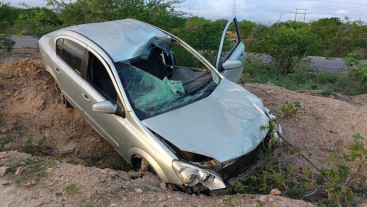 Motorista de aplicativo fica ferido após atropelar e matar cavalo