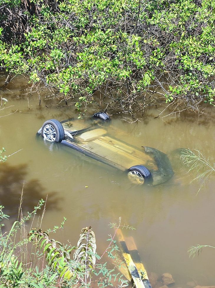 Homem perde controle e joga moto dentro de rio