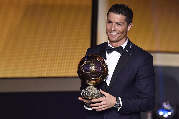 Cristiano Ronaldo é eleito melhor do mundo e 'cola' em Messi na premiação  da Fifa