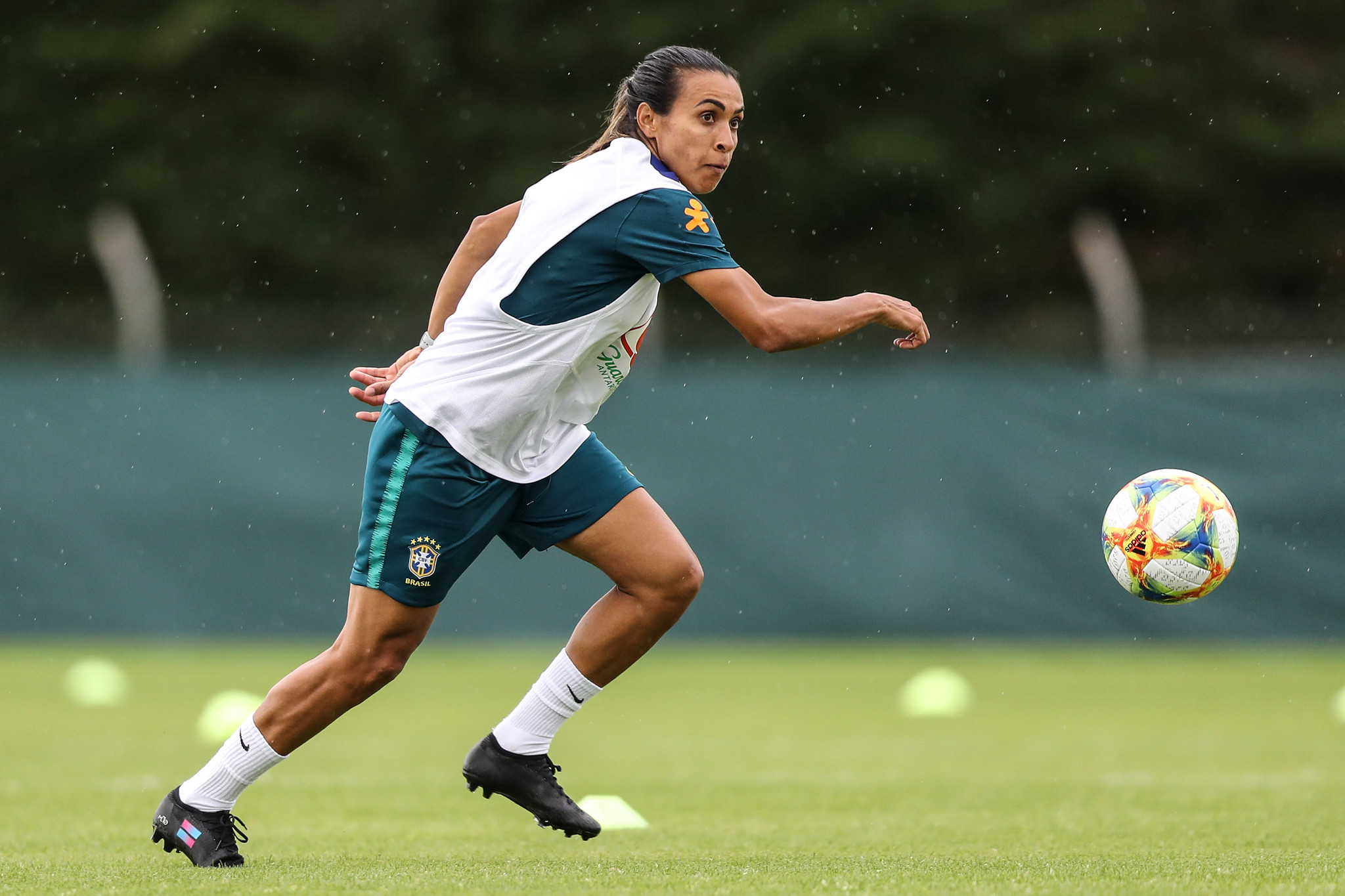 Marta é cortada da seleção brasileira para estreia da ...