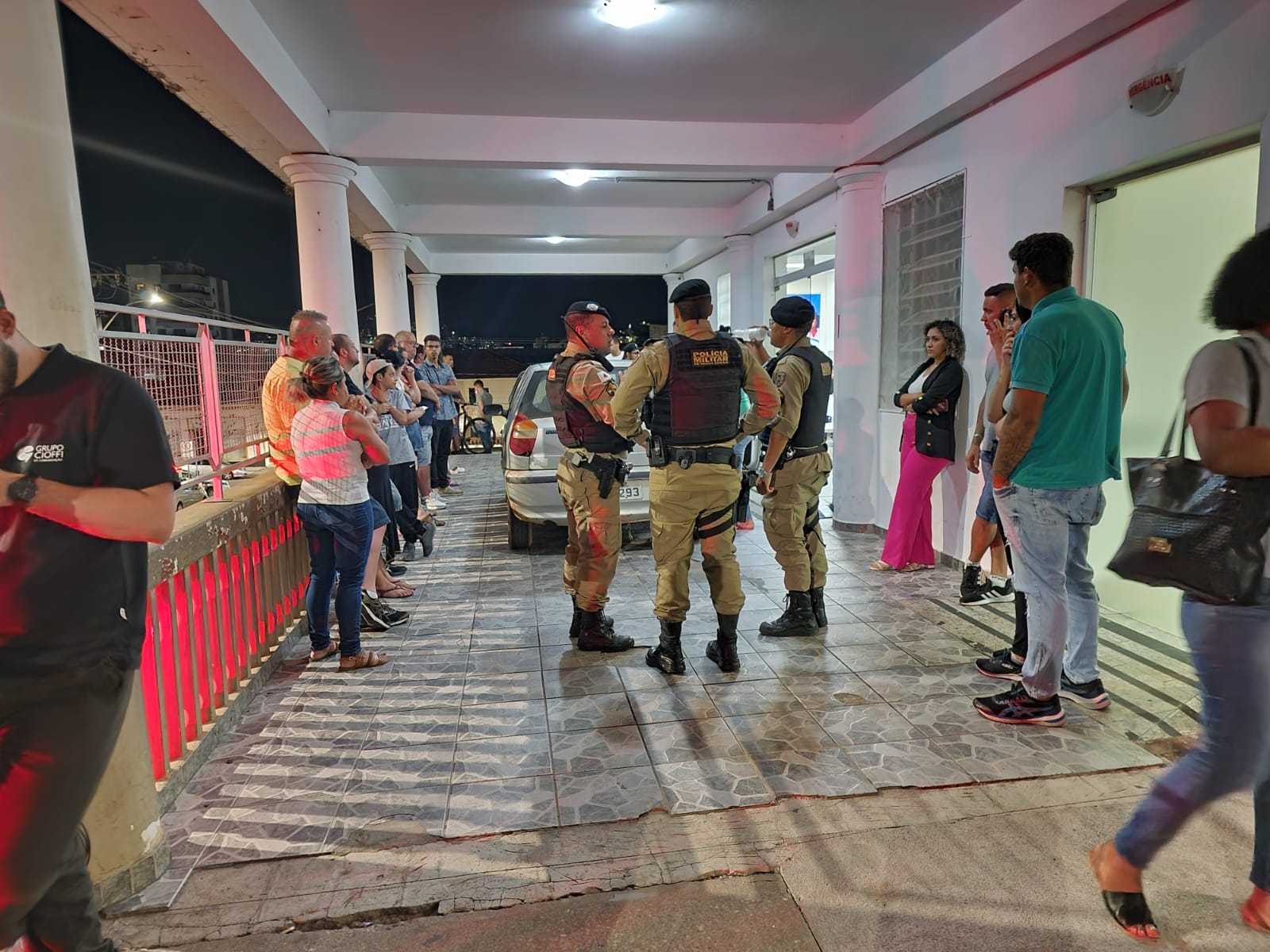 Um aluno da Escola Profissional Dom Bosco em Poços de Caldas, no sul de Minas Gerais, foi morto a facadas e outros três ficaram feridos na tarde desta terça-feira (10) - As Vítimas foram levadas para o hospital Santa Casa, em Poço de Caldas (MG)