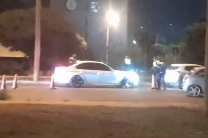 PM atira contra carro de luxo que furou blitz e mata passageiro no DF 