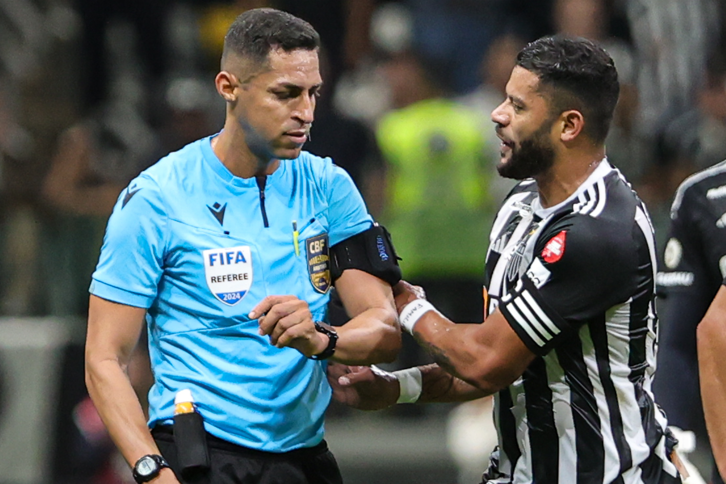 Hulk jogador do Atletico-MG e expulso e reclama com a arbitragem durante partida contra o Palmeiras no estadio Arena MRV pelo campeonato Brasileiro A 2024