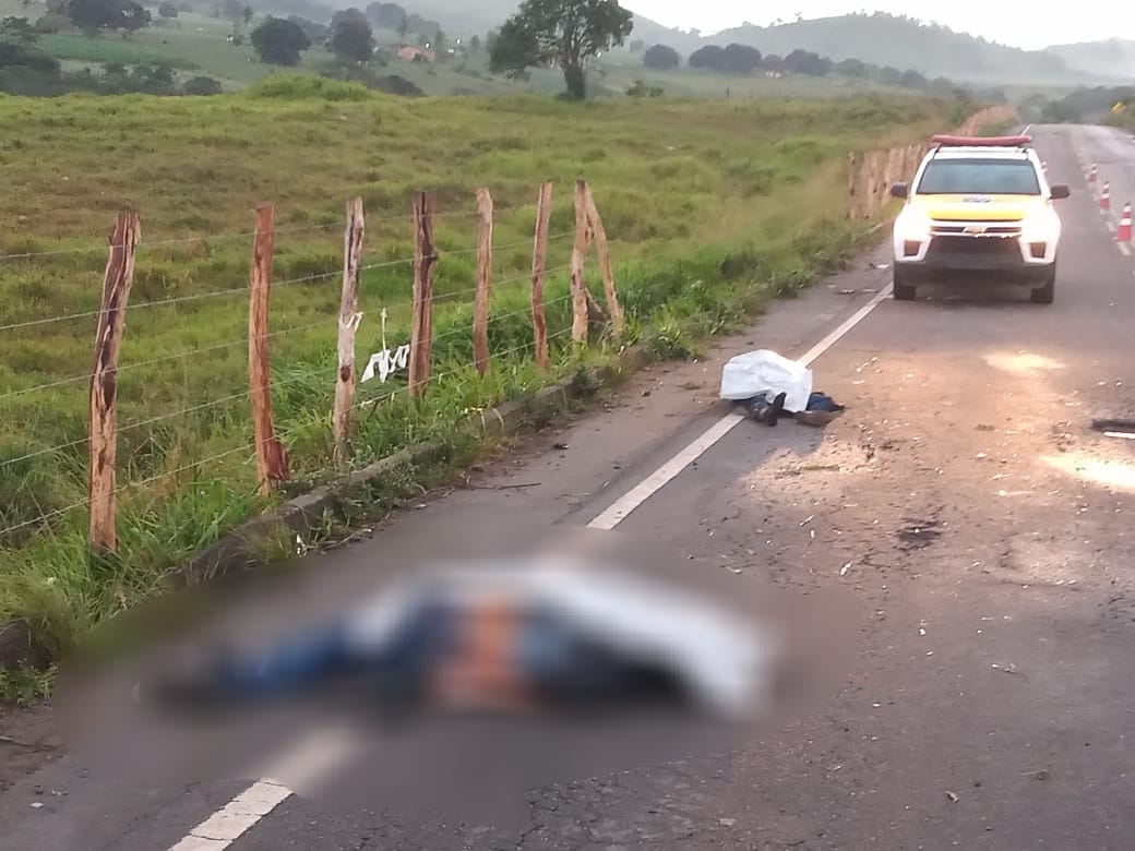 Condutor e passageiro da motocicleta morreram no local