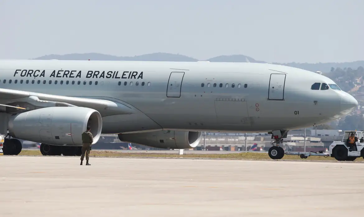 Avião da FAB deve chegar ao Brasil na manhã de segunda-feira (14)