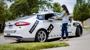 Imagem Americanos testam entrega de pizza por carro autônomo