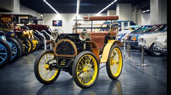 Imagem Renault celebra 20 anos de Brasil com exposição de carros clássicos da marca