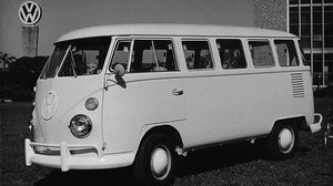 Imagem Kombi completa 61 anos no Brasil: relembre versões