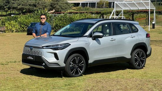 Imagem Toyota Corolla Cross 2025 muda visual e não tem mais “freio de pé”