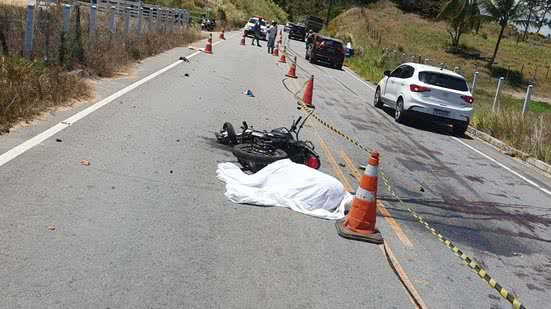 Motociclista teve o corpo recolhido pelo IML - Cortesia