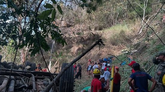 Imagens mostram cenário de destruição em acidente com ônibus na Serra da Barriga - BR104