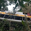 Ônibus com 56 ocupantes despencou na subida da Serra da Barriga, em União dos Palmares. - Foto: Reprodução/BR-104