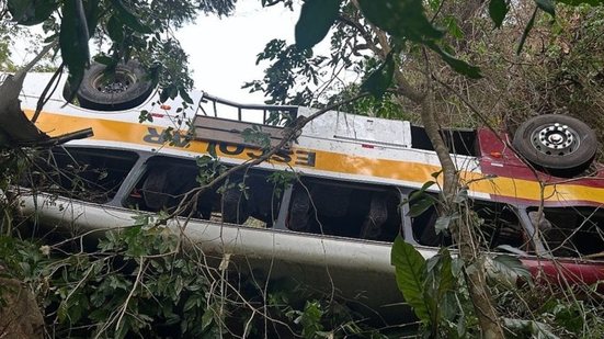 Ônibus com 56 ocupantes despencou na subida da Serra da Barriga, em União dos Palmares. - Foto: Reprodução/BR-104