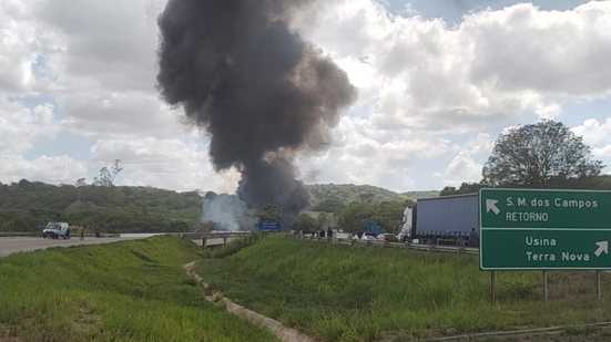 Uma longa cortina de fumaça tomou conta de um dos veículos após o acidente - Foto: Cortesia ao TNH1