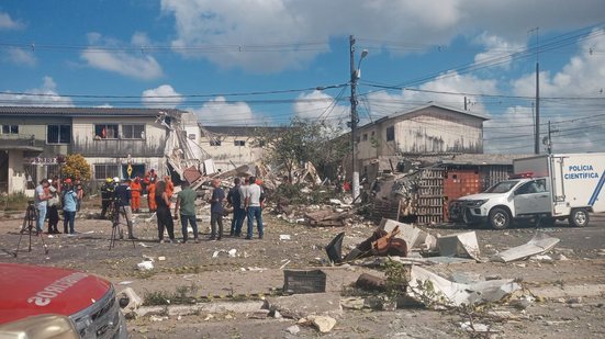 Informações do Corpo de Bombeiros de Alagoas dão conta de que dois apartamentos no conjunto foram atingidos e desabaram, nos pavimentos superior e inferior - Cortesia ao TNH1