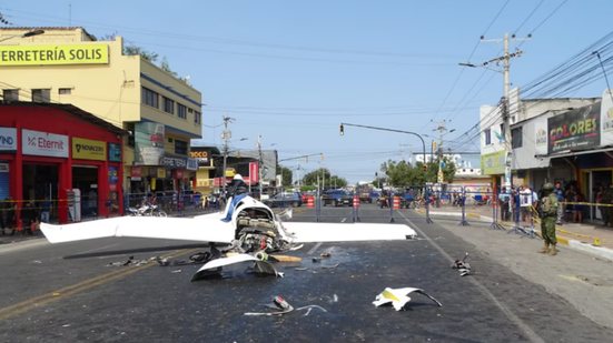 Avião cai em pista movimentada no Equador, e duas pessoas morrem - Reprodução / El Universo