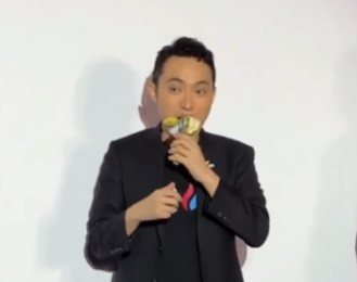 O empreendedor de criptomoedas Justin Sun cumpriu sua promessa e comeu a fruta - Reprodução