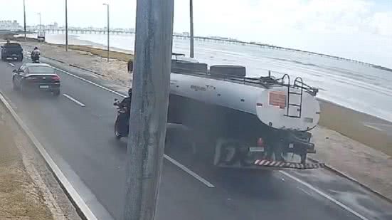 Imagem mostra caminhão trafegando na Avenida Assis Chateaubriand momentos antes do atropelamento - Reprodução