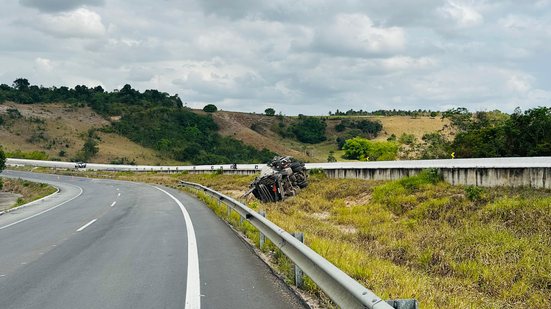 Caminhão-tanque que transportava álcool tomba em Junqueiro - Divulgação / PRF