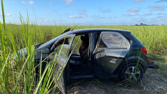 Carro de motorista de app estava em canavial, junto com o corpo - Alan Garcia/TV Pajuçara