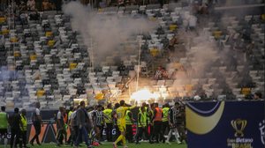 Briga entre torcedores do Atlético. Bombas jogadas no campo pela torcida. Flamengo vence e é Campeão da Copa do Brasil. Partida entre Atlético-MG e Flamengo segundo jogo da Final da Copa do Brasil 2024 - Fotoarena / Folhapress