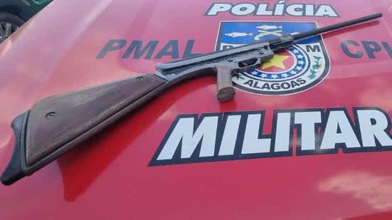 Imagem Denúncia de violência doméstica resulta em prisão e apreensão de arma artesanal