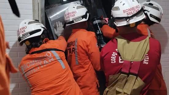 Dois homens morrem após elevador despencar do 6º andar de prédio de luxo em Salvador - Corpo de Bombeiros