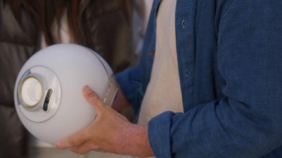 O escaneamento é realizado por uma câmera Orb - Foto: Reprodução/World