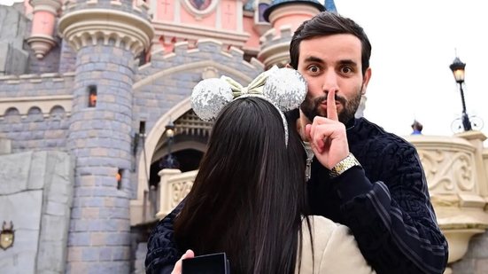 O casal, que participou da edição deste ano do reality show da Globo, estava na Disney de Paris, na França, na ocasião. - Reprodução/Redes sociais