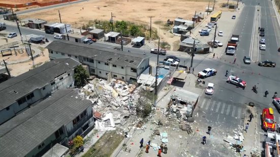 A Defesa Civil informou que evacuou cinco blocos vizinhos ao local de impacto, num total de 20 apartamentos - Vasni Soares/TV Pajuçara