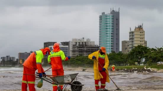 São mais de 70 agentes de limpeza atuando na faixa de areia da praia e no calçadão, durante três turnos. - Ascom Alurb