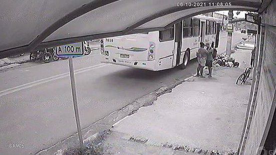 Homem aguardou a mulher descer do ônibus para abordá-la - Reprodução