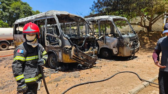 Veículos ficaram completamente destruídos - Foto: Cortesia/Ascom Bombeiros