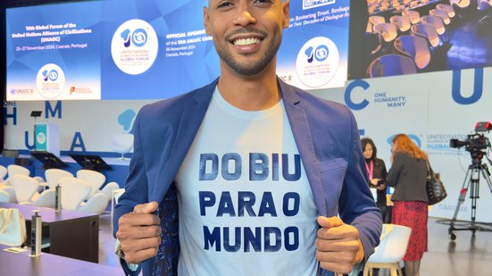 "Do Biu para o mundo" estampava a camisa do jovem alagoano Odilon Gomes, durante evento em Portugal - Divulgação