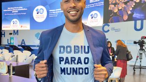 "Do Biu para o mundo" estampava a camisa do jovem alagoano Odilon Gomes, durante evento em Portugal - Divulgação