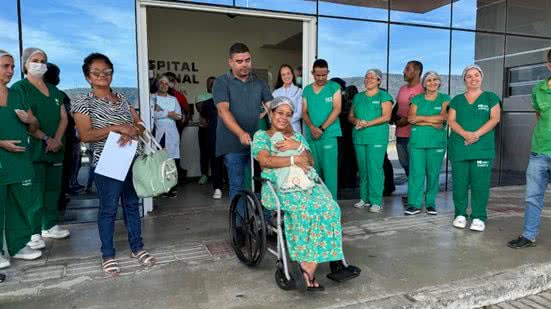 Jaqueline, o filho, e os profissionais da Saúde, na frente do Hospital Regional da Mata, em União dos Palmares - Anísia Santana / Ascom Sesau