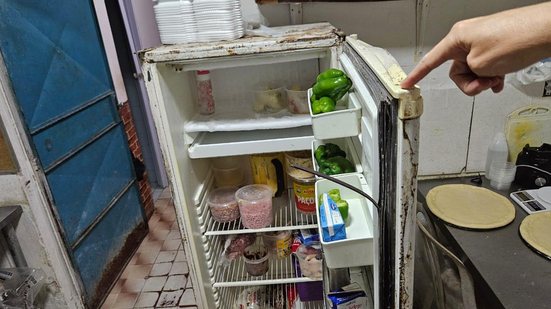 Pizzaria foi encontrada fora dos padrões sanitários exigidos para o funcionamento. - Foto: Cortesia / Vigilância Sanitária