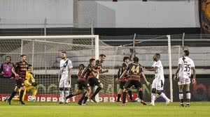 Ponte Preta foi goleada pelo Sport e caiu para a Série C do Campeonato Brasileiro após os jogos desse domingo - Fotoarena / Folhapress