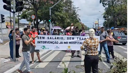 Trabalhadores protestam na frente de hospital - Reprodução